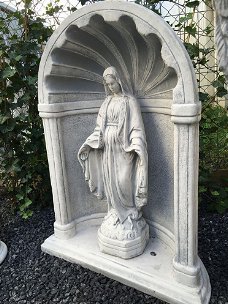 Mooi Mariabeeld vol steen-bidkapel vol steen-graf, kappel