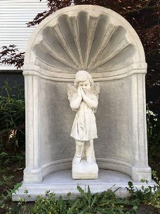 Mooi staand engelbeeld vol steen in bidkapel-graf-tuin