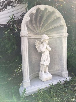Mooi staand engelbeeld vol steen in bidkapel-graf-tuin - 1
