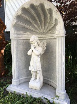 Mooi staand engelbeeld vol steen in bidkapel-graf-tuin - 2
