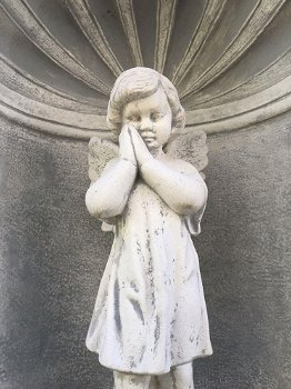 Mooi staand engelbeeld vol steen in bidkapel-graf-tuin - 4