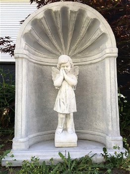 Mooi staand engelbeeld vol steen in bidkapel-graf-tuin - 6