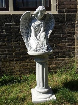 Mooie engel op zuil, vol steen,eye-catcheR,tuinbeeld - 1