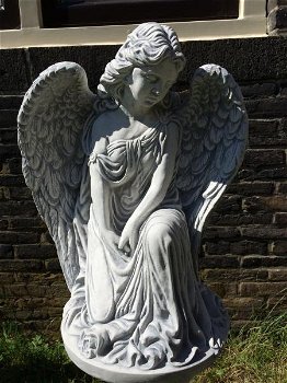 Mooie engel op zuil, vol steen,eye-catcheR,tuinbeeld - 2
