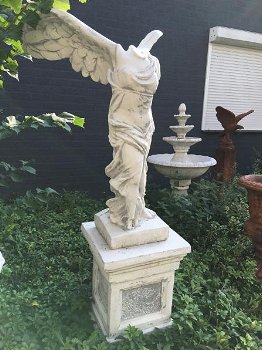 Prachtig massief Engel Nikè beeld op sokkel, engel ,tuin - 0