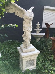 Prachtig massief Engel Nikè beeld op sokkel, engel ,tuin