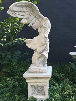 Prachtig massief Engel Nikè beeld op sokkel, engel ,tuin - 1