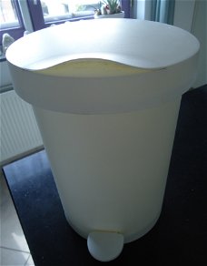 Kleine witte kunststof prullenbak voor badkamer of toilet.