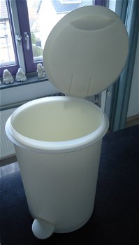 Kleine witte kunststof prullenbak voor badkamer of toilet. - 1