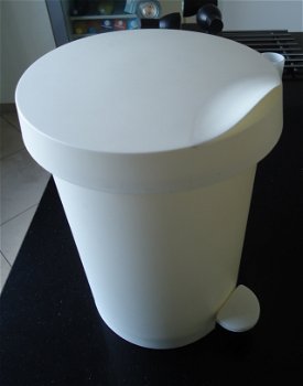 Kleine witte kunststof prullenbak voor badkamer of toilet. - 3