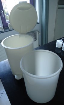 Kleine witte kunststof prullenbak voor badkamer of toilet. - 4