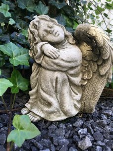 Prachtige zittende engel,detail,vol gietsteen , graf