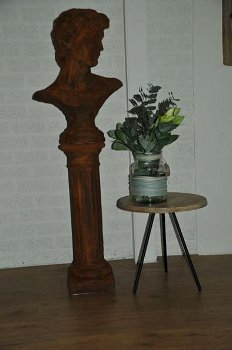 Sculptuur David op sokkel,steen oxide, imponerend fraai - 1