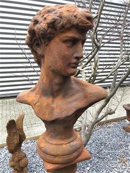 Sculptuur David op sokkel,steen oxide, imponerend fraai - 3