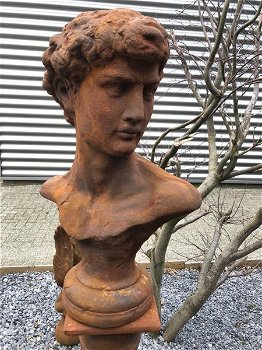 Sculptuur David op sokkel,steen oxide, imponerend fraai - 4