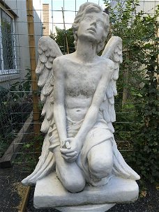 Uniek Engelbeeld, knielende grote Engel,tuin , beeld deco