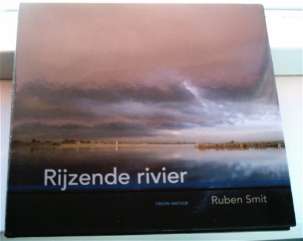 Rijzende rivier.Ruben Smit.ISBN 9789052107172. - 0