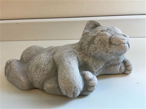 Katten sculptuur, liggende kat, vol steen - 0