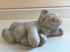 Katten sculptuur, liggende kat, vol steen
