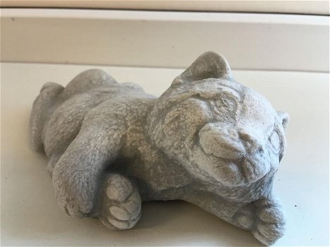Katten sculptuur, liggende kat, vol steen - 1