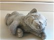 Katten sculptuur, liggende kat, vol steen - 1 - Thumbnail