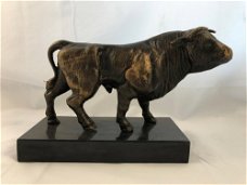 Sculptuur metalen bronskleurige grote stier , stier , beeld