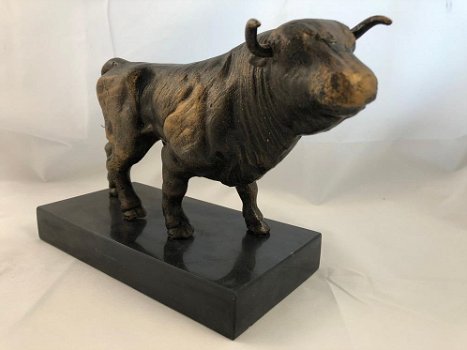 Sculptuur metalen bronskleurige grote stier , stier , beeld - 1
