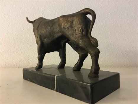 Sculptuur metalen bronskleurige grote stier , stier , beeld - 3