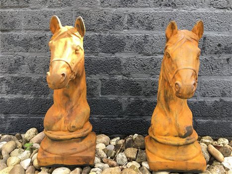 Set van 2 paardenhoofden,steen oxide , paard , buste - 2