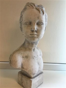Vrouwelijk sculptuur vol steen,buste , beeld , tuin ,deco - 0