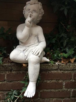 Zittende jongen in gebaar,vol steen,tuinbeeld , tuin - 0