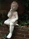 Zittende jongen in gebaar,vol steen,tuinbeeld , tuin - 1 - Thumbnail