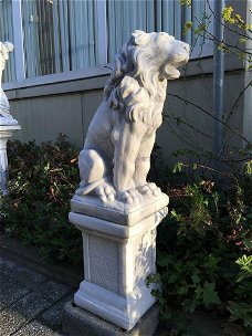 Zittende leeuw, vol steen op sokkel-zwaar-zuil-pilaar