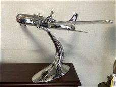Aluminium vliegtuig groot model op statief, vliegtuig