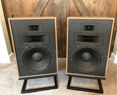 Klipsch Heresy IV Pair in Distressed Oak met Deer Creek type B stands