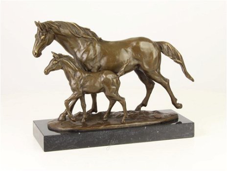 Een bronzen beeld van een paard en veulen , paard - 0