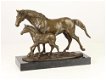 Een bronzen beeld van een paard en veulen , paard - 0 - Thumbnail