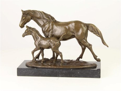 Een bronzen beeld van een paard en veulen , paard - 1