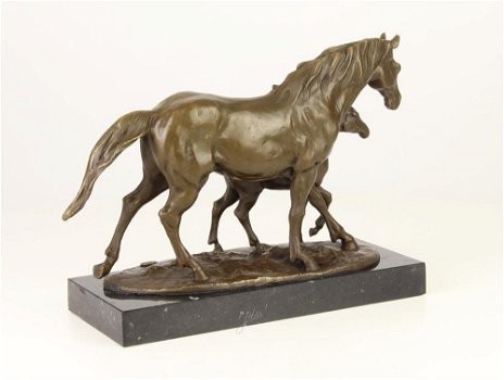 Een bronzen beeld van een paard en veulen , paard - 6