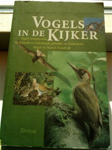 Vogels in de kijker. A vd Berg.ISBN 9052102783.