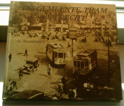 De gemeente tram Utrecht. A.Steenmeijer.ISBN 9064550468. - 0