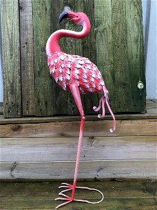 Prachtige grote forse metalen flamingo , flamingo , vogel