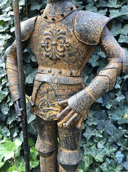 Prachtige ridder, geheel metaal-rust look , harnas , deco - 4