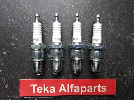 NGK No.4 V-Line BP6E Bougies Spark Plugs - 1