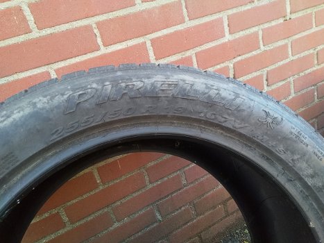 2 Pirelli 255/50/19 banden - 0