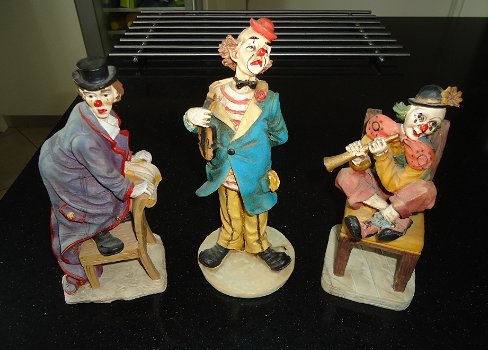 Te koop drie aardewerk clowntjes van 17 cm en 19 cm. - 0