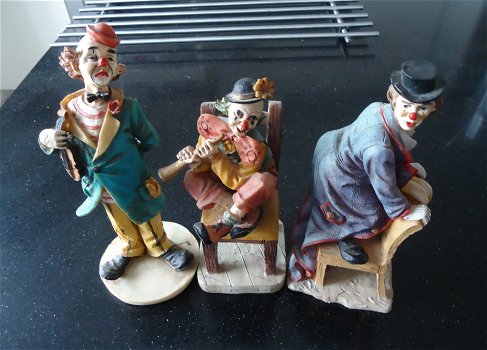Te koop drie aardewerk clowntjes van 17 cm en 19 cm. - 5