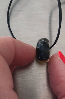 Handgemaakte bruin blauwe glaskraal met koordketting nieuw.