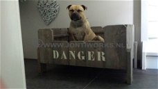 Steigerhout hondenmand model Danger