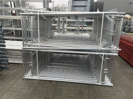 Type Plettac Aluminium Gevelsteiger 70m2 Platforms van 2,5 m Snelle levering - 1